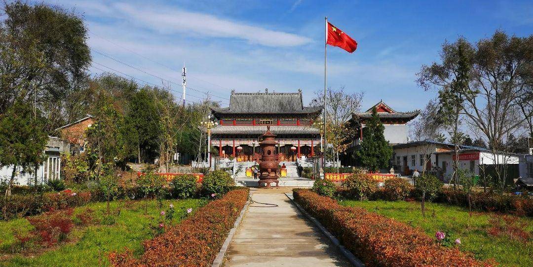 郑州蝶湖畔的法云寺,距今2200年,寺内有棵奇特的千年银杏树_古树_历史