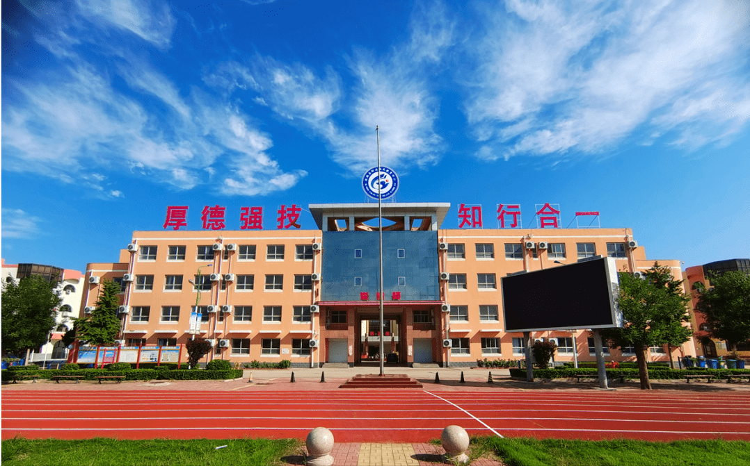 故城汇川中学是一所私立学校,受口罩的影响,学生们也在居家上网课.