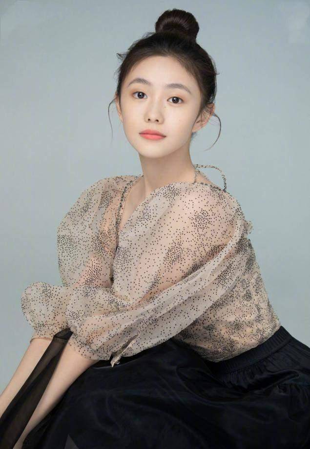 67"新谋女郎"刘浩存杂志首秀,穿泡泡袖纱裙灵动,少女感扑面而来