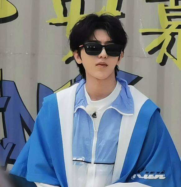 蔡徐坤陈立农同框,没想到两人站在对立面,手心手背怎么选?