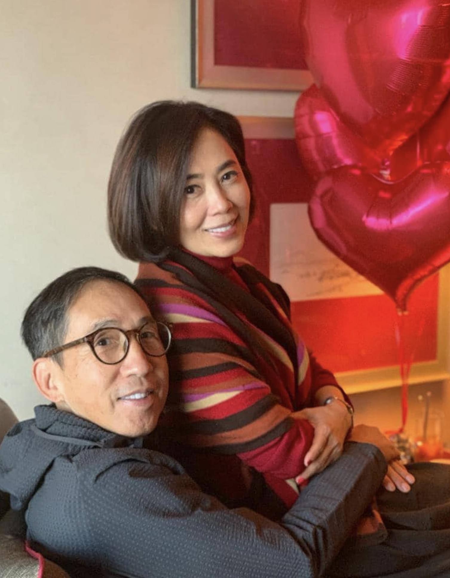 张坚庭透露杨诺思为了纪念结婚30周年,还悄悄地走进录音室为他录歌,还