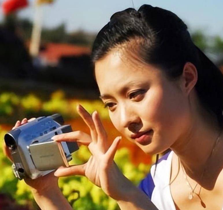 央视主持人紫凝:贷款买车,41岁仍未婚,风光背后是心酸_爷爷_绘画_工作