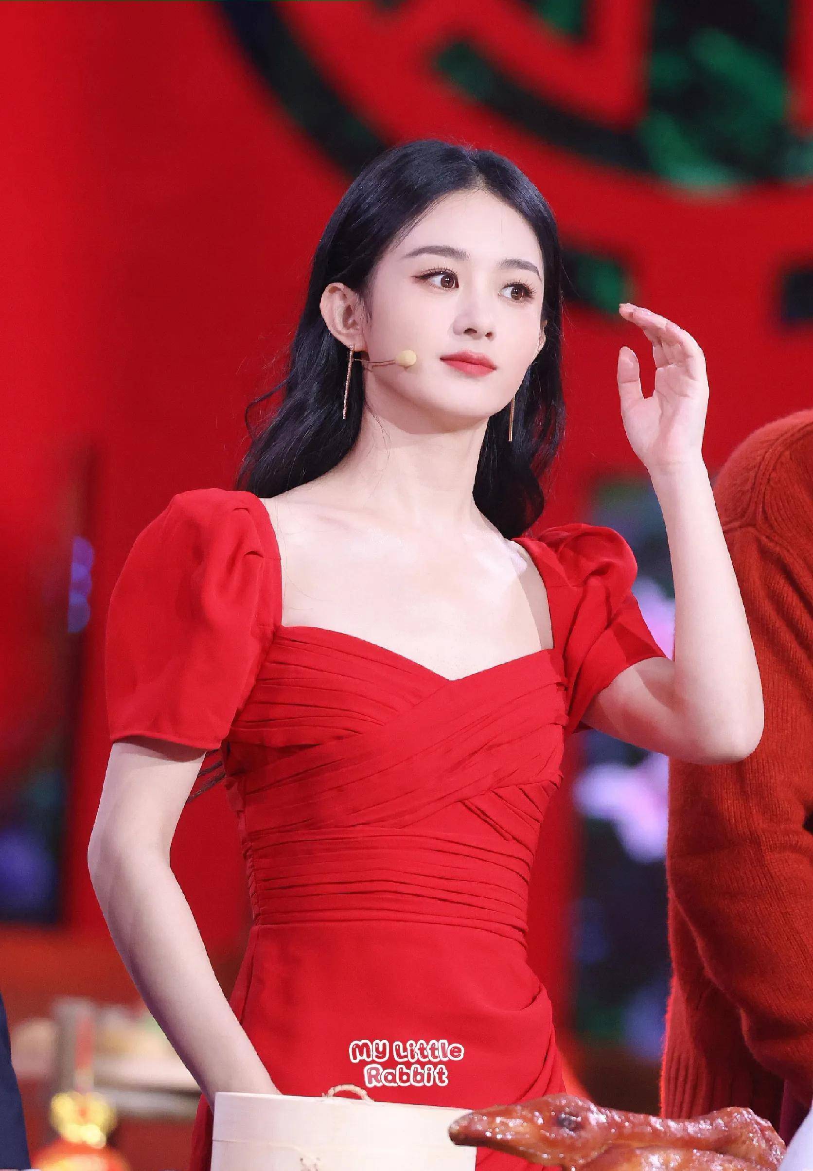 赵丽颖2023北京台春晚录制路透图 一身红裙手摇小兔子也太甜美可爱_小