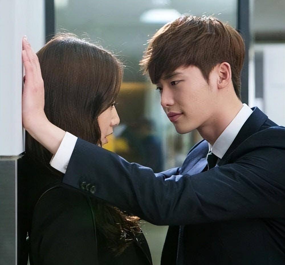 不过,曾曝光李钟硕朴信惠恋情的d社,当时拍出证据确凿的约会照,双方