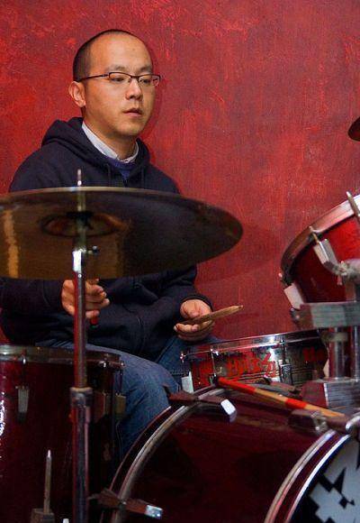 后来姜昕遇见了贵人,郭大炜他先是帮助她出唱片,来又转为欣赏,再后来