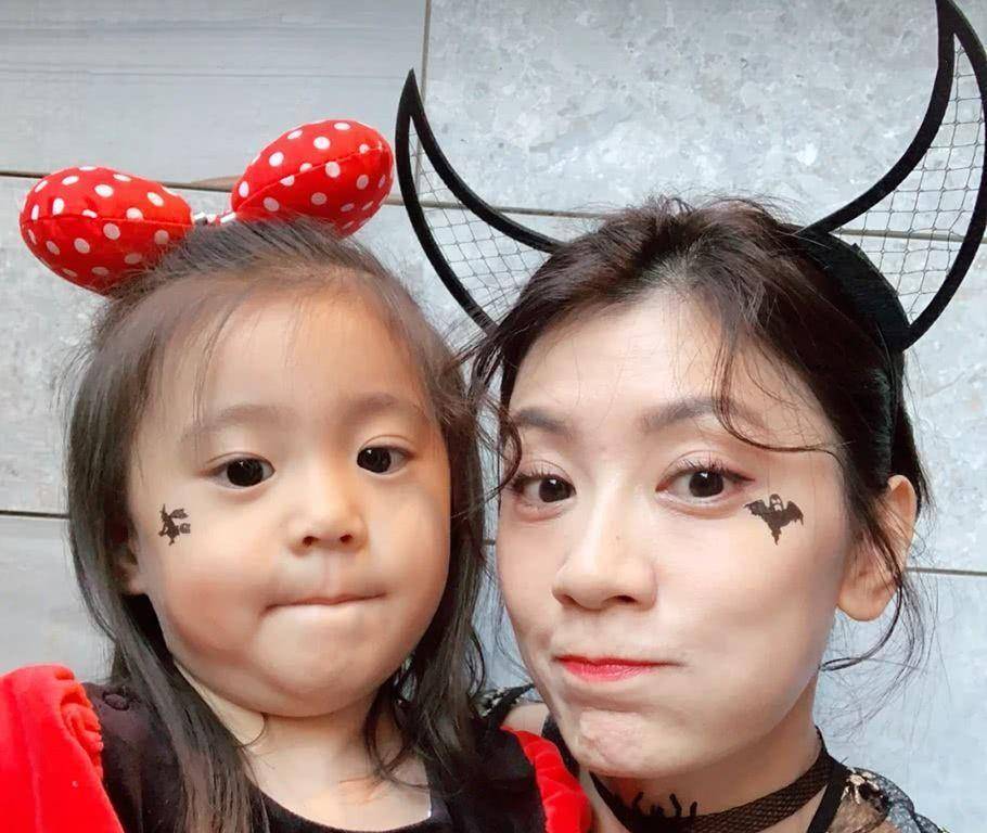 贾静雯女儿查出先天弱视,两眼视差600度,庆幸没错过黄金治疗期_孩子