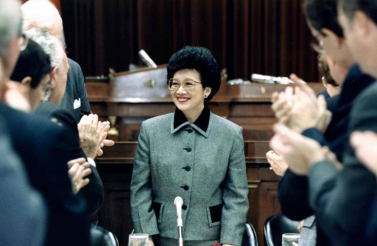 声称自己的根在中国,上台前曾是家庭主妇_阿基诺_夫人_菲律宾