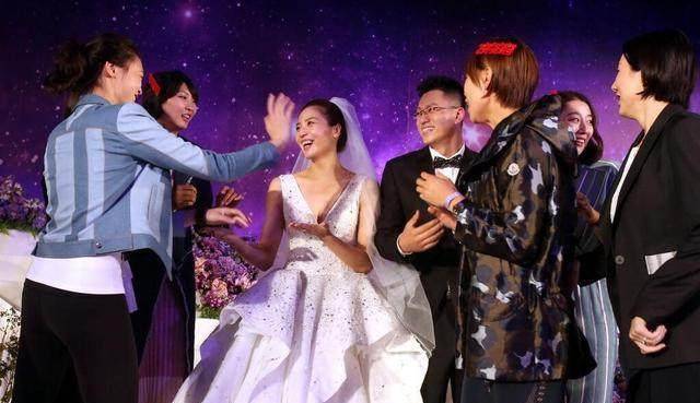 也得动了,她和安家杰,赖亚文在女排紧张集训之际也得抽身前来天津祝贺