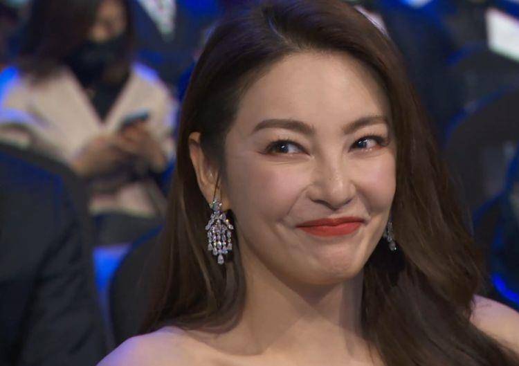 张雨绮发福,开怀大笑法令纹延到下巴,被旁边女演员抢镜_照片_脸部