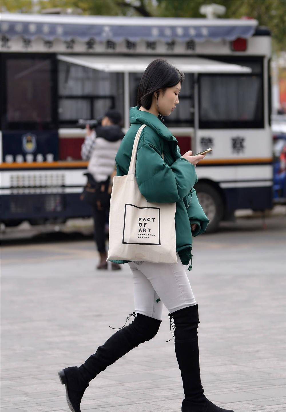 黑色过膝长靴搭配,搭配浅灰色的紧身裤,精致小姐姐穿出时尚魅力