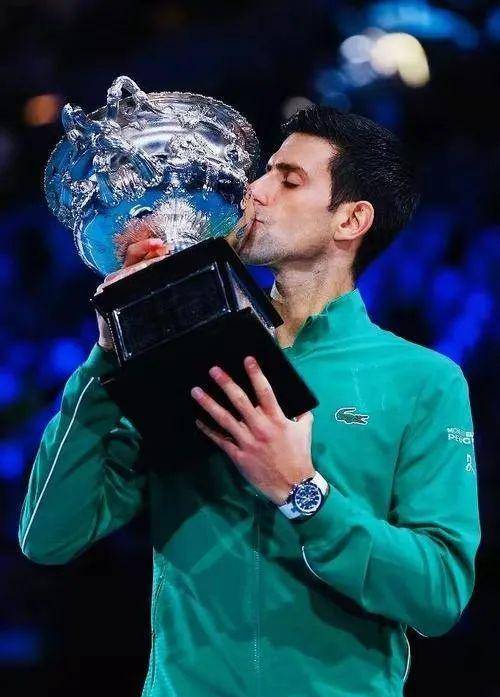 可费德勒由于年龄偏大,他在将来两三年内要夺下第9个温网冠军有点难.