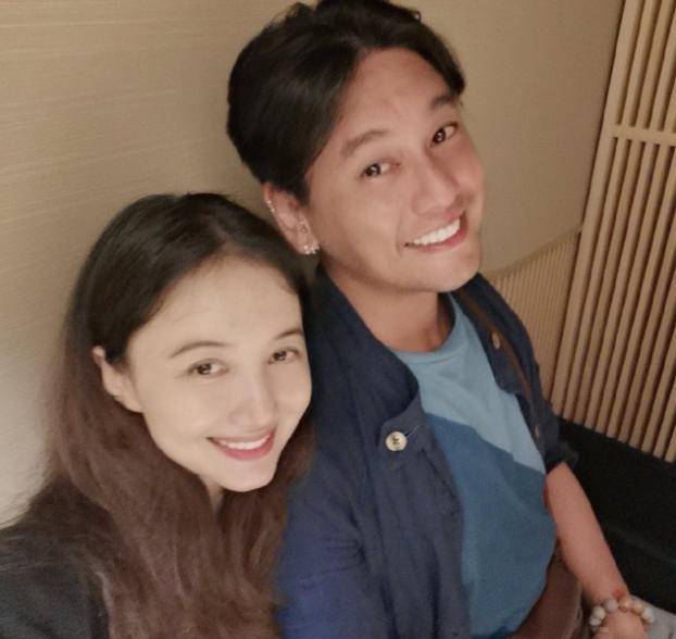朱孝天与妻子共度二人世界,结婚四年甜如初恋,一帅一美配一脸_样子
