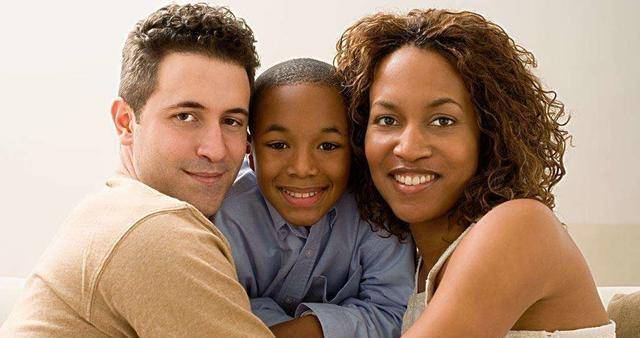 为何黑人跟不同肤色的人结婚,生孩子都像黑人,网友称,基因霸道_中国