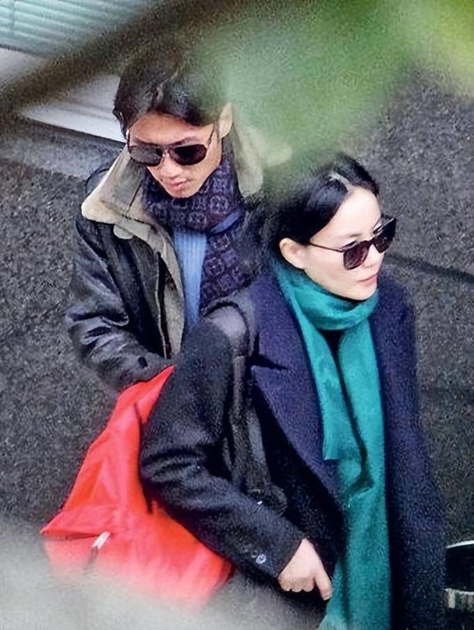 2021年12月中旬,有媒体拍到谢霆锋回京后赶到王菲家中.