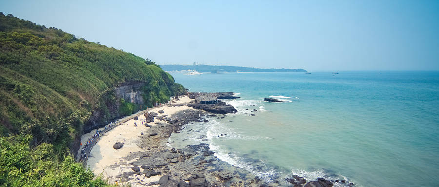 潿洲島北臨北海市,東望雷州半島,東南與斜陽島毗鄰,南與海南島隔海