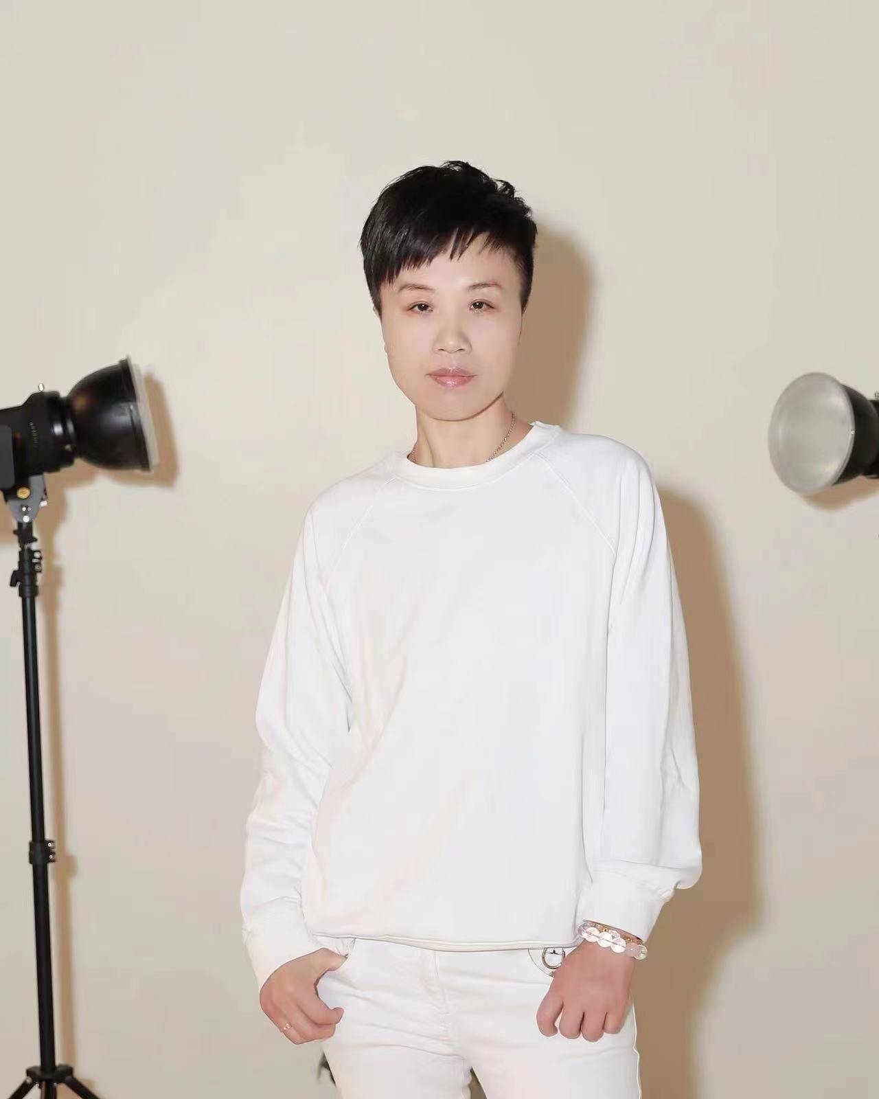 而这部剧的男一号和其他演员,导演汪子琦透露比赛的方式在全美选拔出