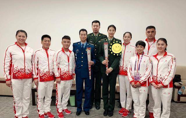 纷纷合影女排2米袁心玥,1人2米14高过她_身高_阎维文_王治郅