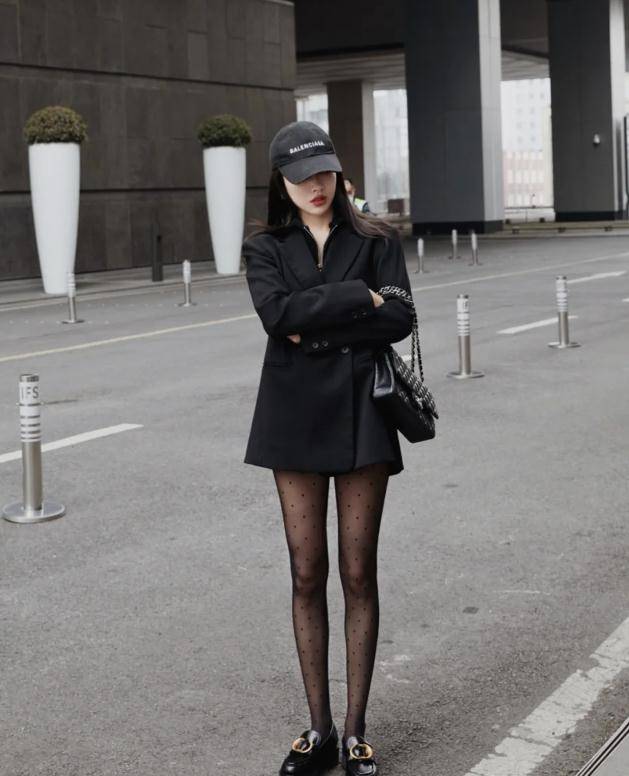 "黑丝 乐福鞋"=今年最时髦的打扮!