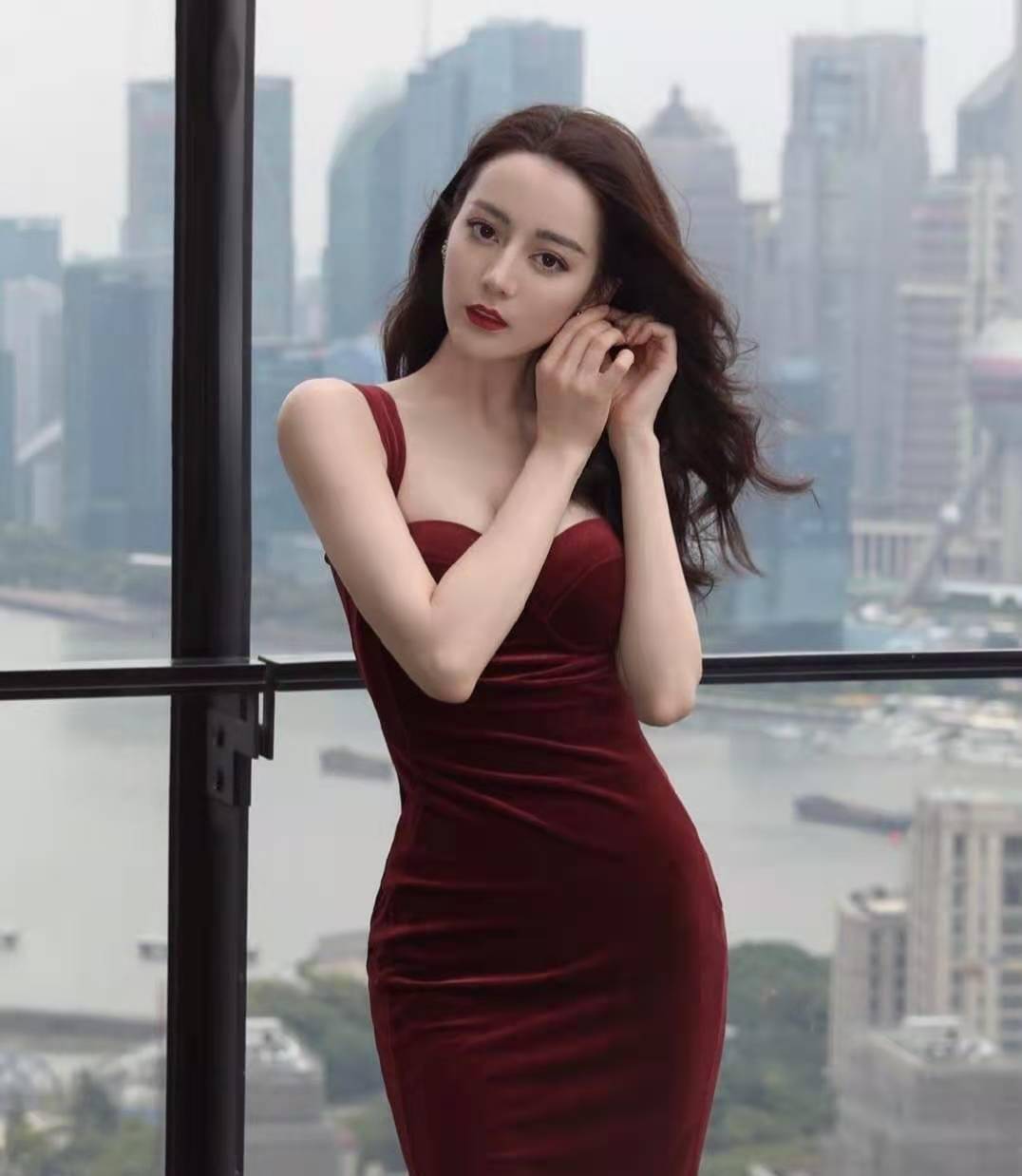 迪丽热巴酒红色深v吊带丝绒裙雍容典雅,超显气质_身材_五官_女明星