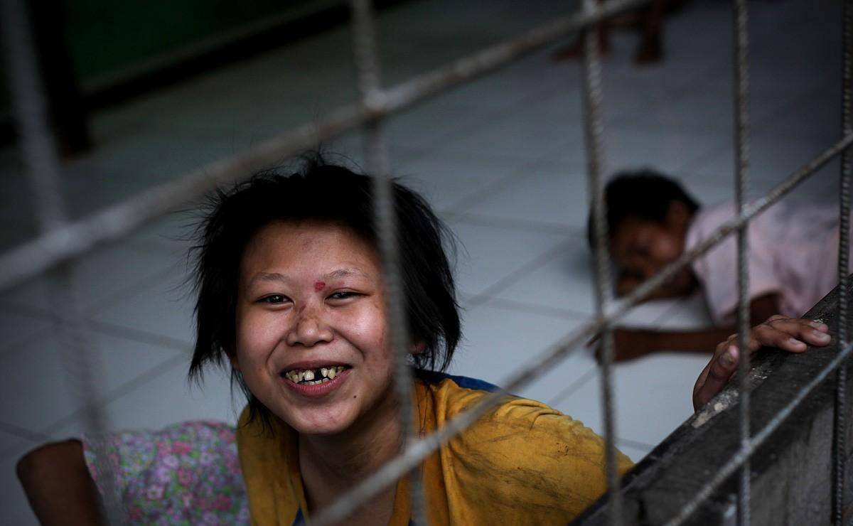 妻子精神病发作将熟睡的丈夫砍伤,离婚后丈夫起诉索赔_邓某芬_原告