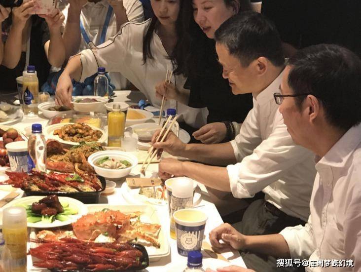 当年马云吃早餐的照片被爆出来,一碗方便面,加上8个蒜瓣