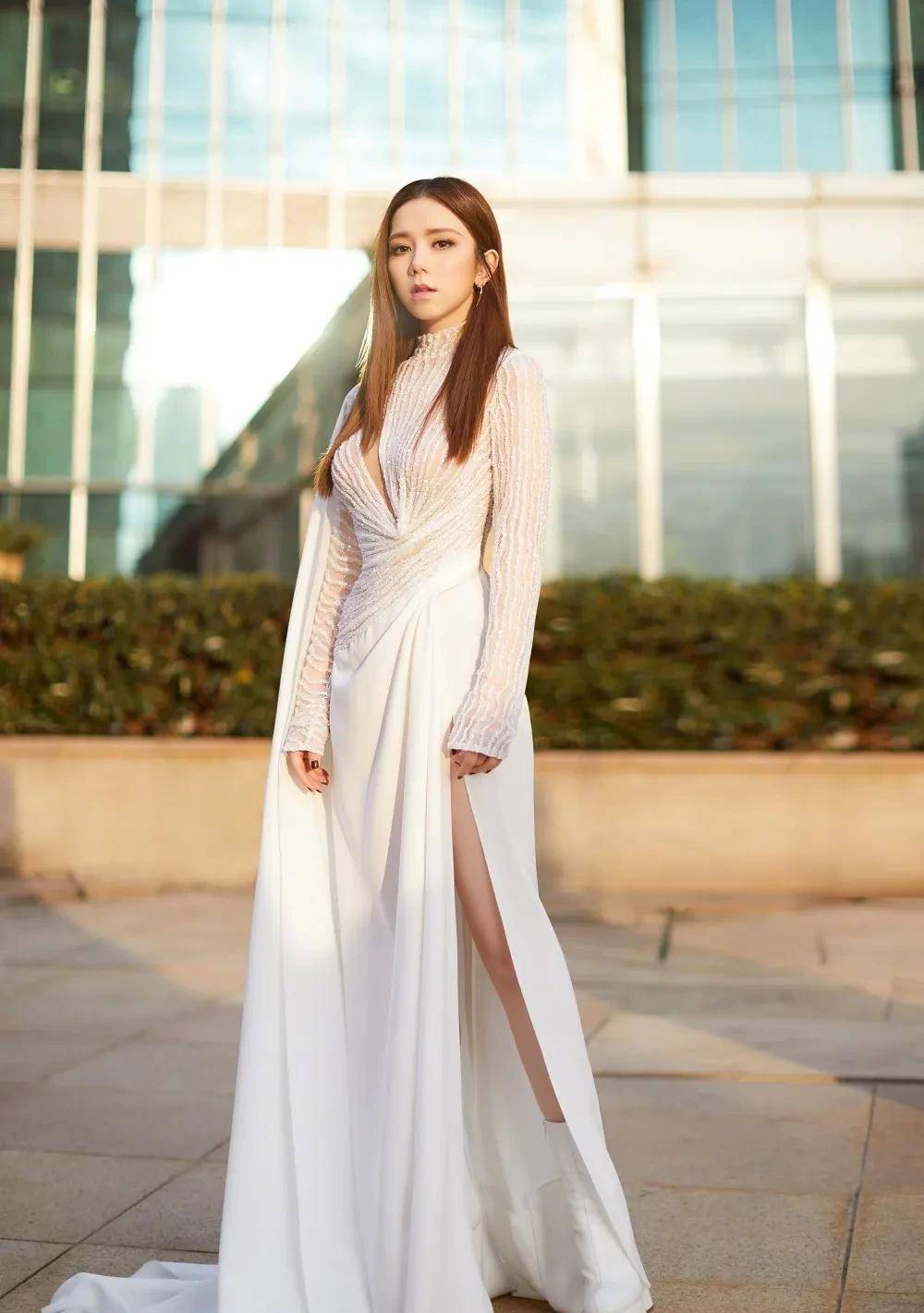 人甜歌美号称巨肺小天后邓紫棋,一袭性感白裙开启异域美公主之风_扮相