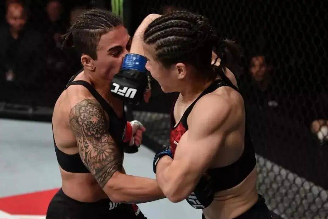 格斗界第一人张伟丽,获得巴西柔术棕带,能否打败昔日格斗之父?