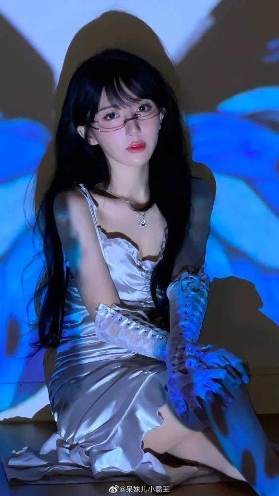 呆妹:黑丝旗袍!比基尼套装!你们管这叫对a?_网络_素材_评论