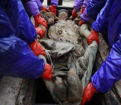 江苏泰州惊现明代不朽女尸,睫毛清晰可见_防腐_尸体_棺木