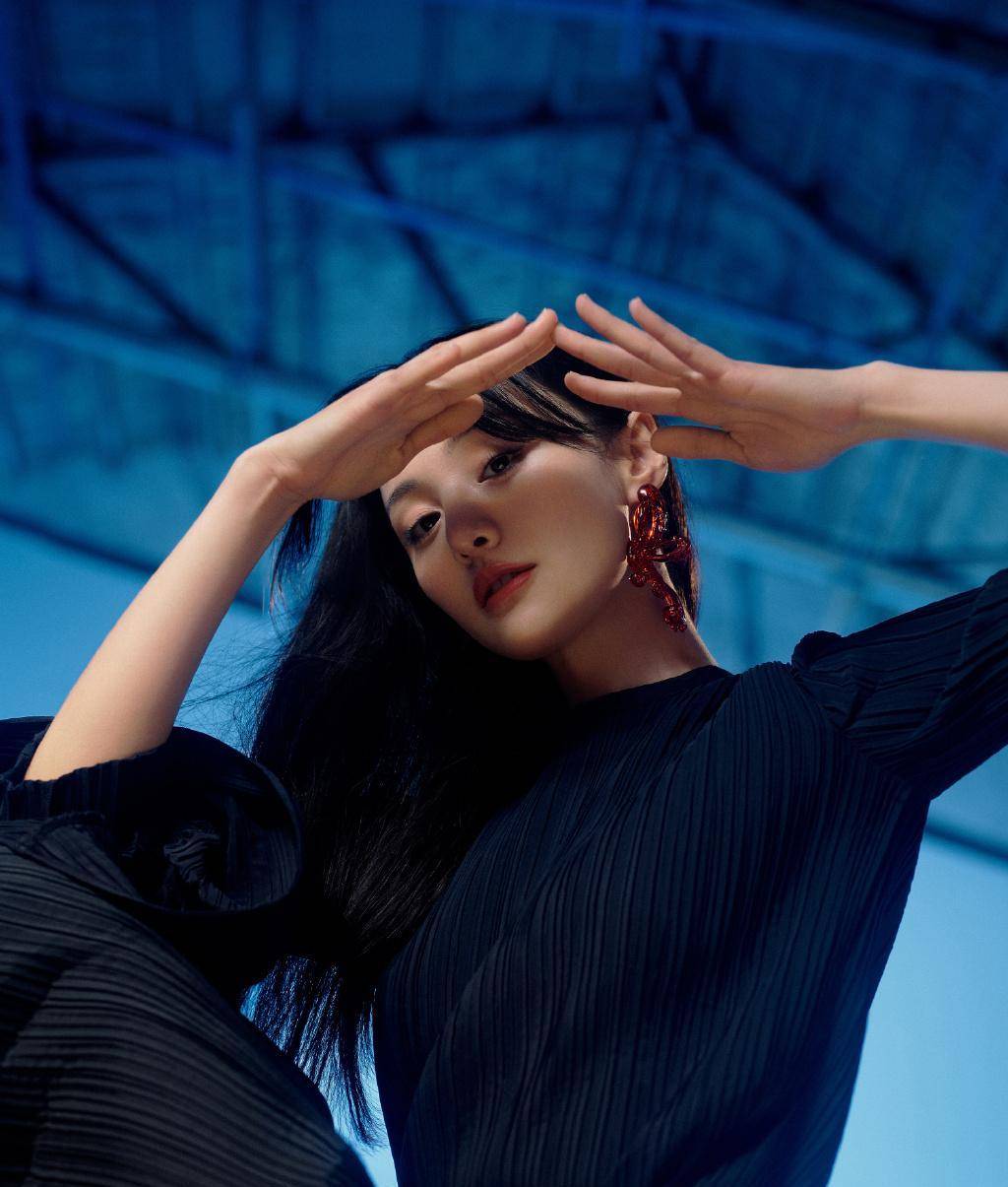 郑爽简直不像29岁的人,穿粉色百褶裙配长直发,精致得像洋娃娃_造型_穿