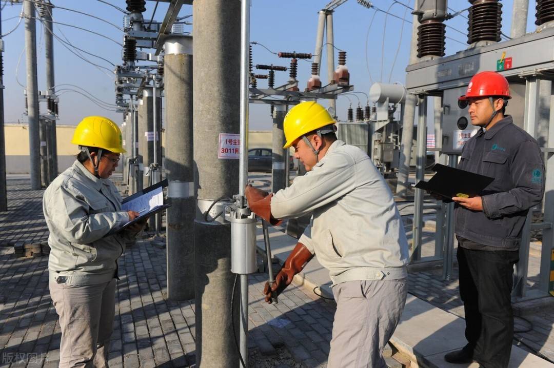 (3)电控箱当配电箱使用,箱内乱接线这种情况在打桩机的安全i生能检查