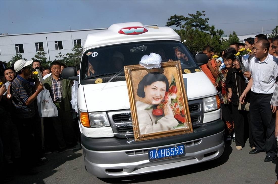 与何庆魁同居12年没名分,去世后最爱的男人回到原配身边_张艳茹_赵