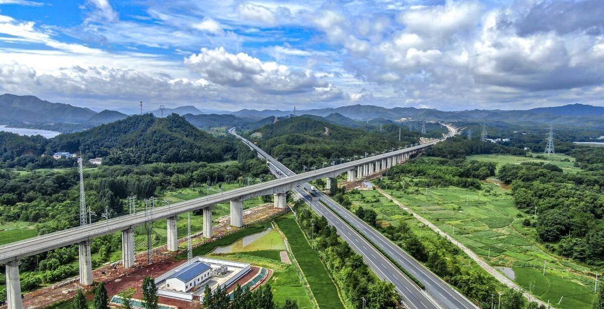 路线起点位于芦溪县银河镇与沪昆高速公路昌金段相连,途经芦溪县银河