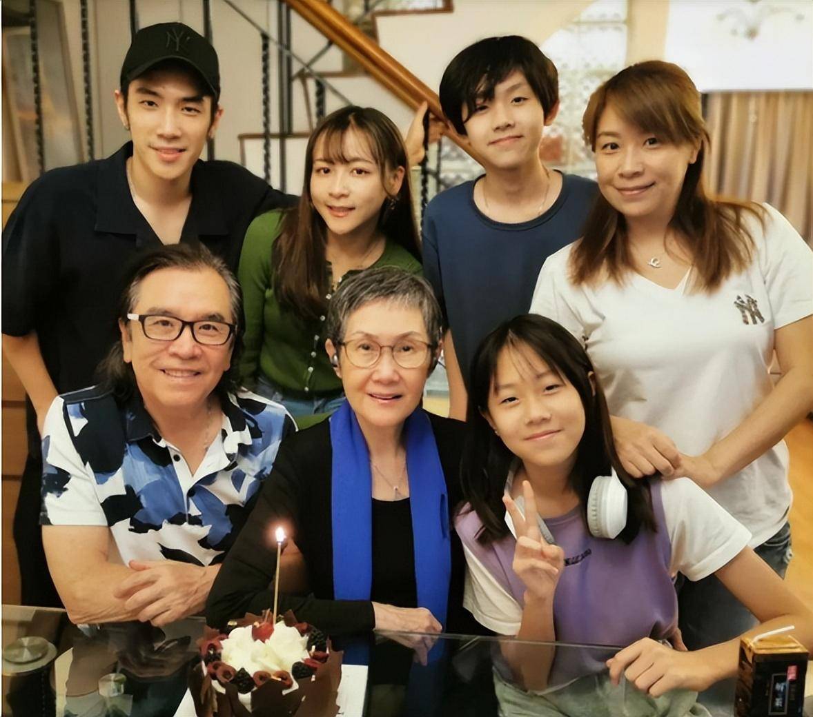 姜大卫罕见晒全家福,外孙五官很像外公,儿子准儿媳颜值高超般配_女儿