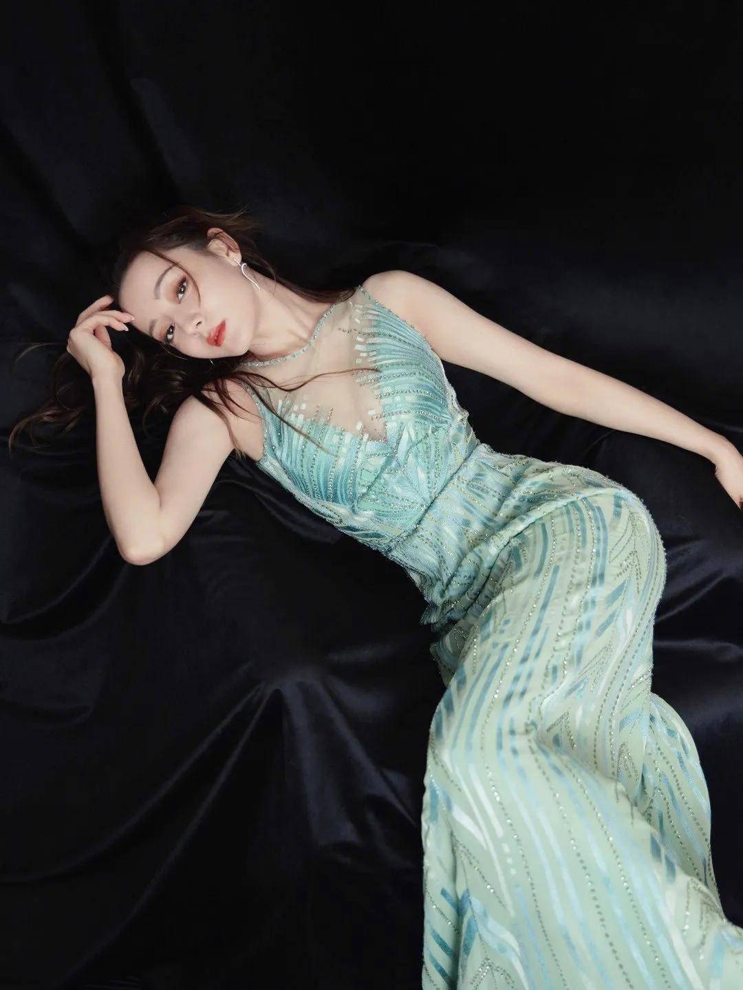 迪丽热巴深v礼服写真-珍藏版(50张合集)-每一张都是经典_漂亮_细纹