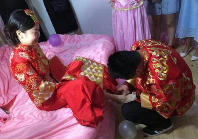 婚礼当天,新郎喝醉将新娘忘在酒店被怼:男人花钱娶媳妇干嘛!