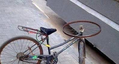 搞笑图片搞笑段子:兄弟,你这辆自行车配置非常豪华啊