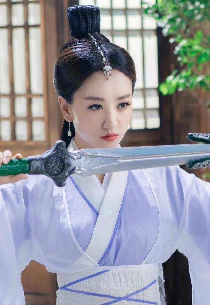在她的脸上找不到冷漠之外的表情,凡是见过她的人就意味着命不久矣,但
