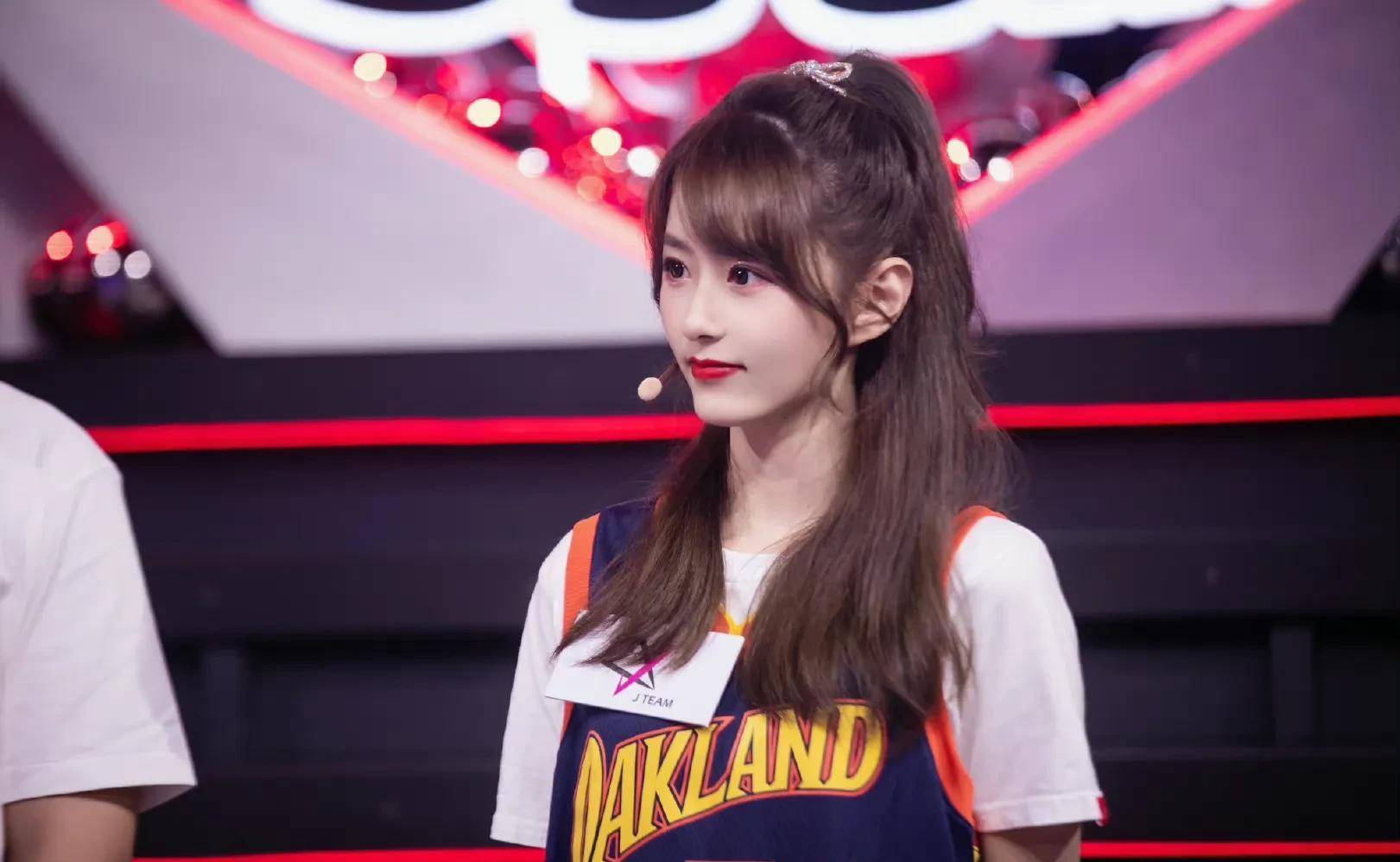 小七本名王舒菡,1992年生人,毕业于中国传媒大学,颜值非常抗打,可以说