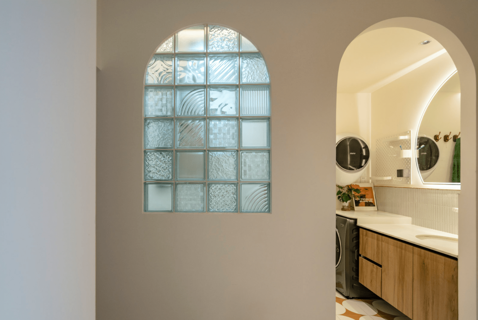 间,由于空间采用了三分离设计,马桶间的部分墙面采用冰花磨砂玻璃隔断