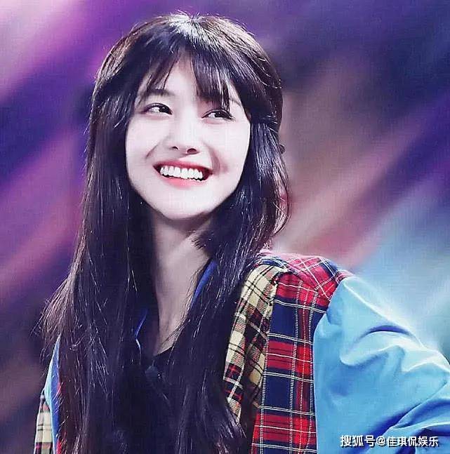 尤其是孩子出生前,郑爽接连爆出代孕,堕胎,弃养等迷惑行为,对孩子的