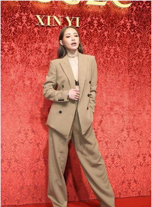 "恋爱小天才"萧亚轩,穿超短破洞牛仔裤,敢穿更酷_白色_黑色_造型