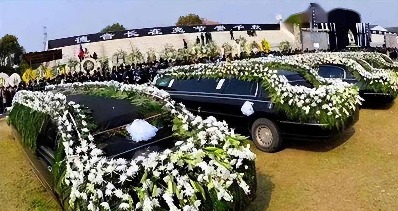 2000年,福建省女商人被美国全球通缉,死后百辆林肯豪车为其送葬