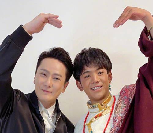 女记者采访丁真故意凑近身体,他的反应太真实了,难怪