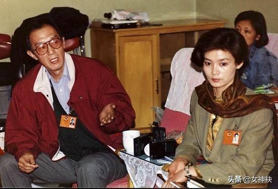 1992年张贤亮和潘虹一同出席会议潘虹和画家韩美林的