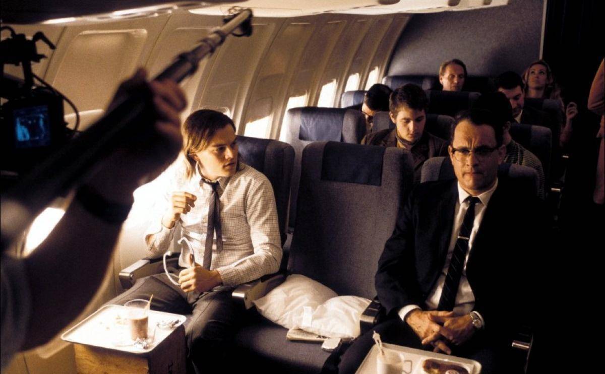 《猫鼠游戏》:靠着伪造支票,诈骗上百万美元的真实事件_弗兰克_卡尔