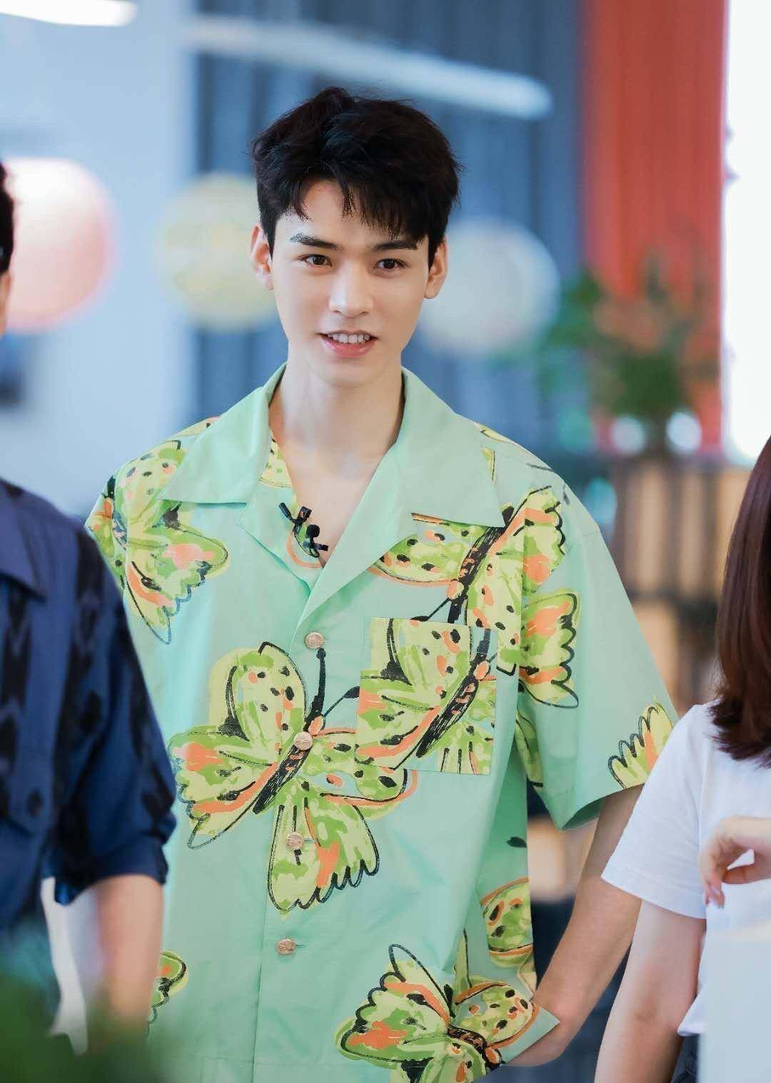 《中餐厅》更新,龚俊身穿花蝴蝶衬衫太养眼,妥妥的"大学生"_款式_白色