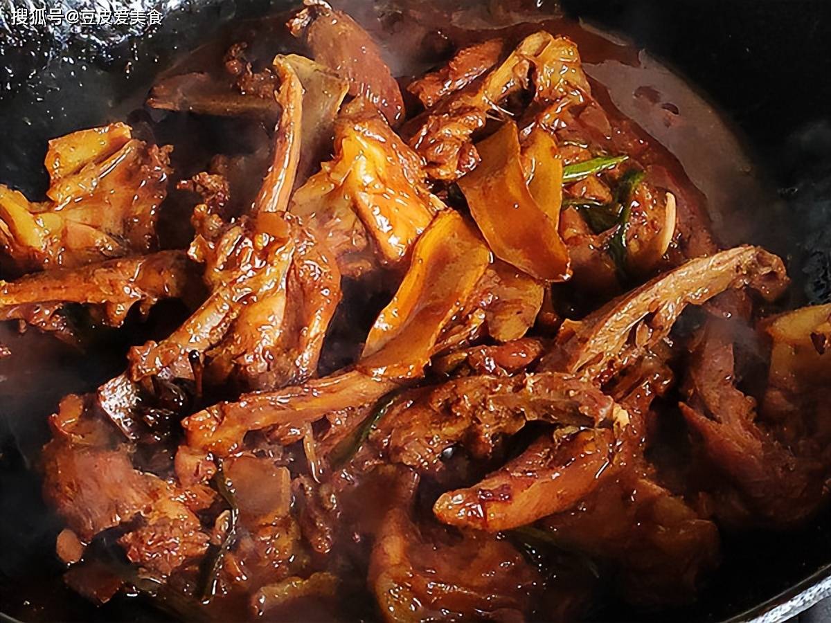 然后倒入1大碗清水(如果有鸭汤,也可以用鸭汤代替),豆瓣酱,红烧酱油