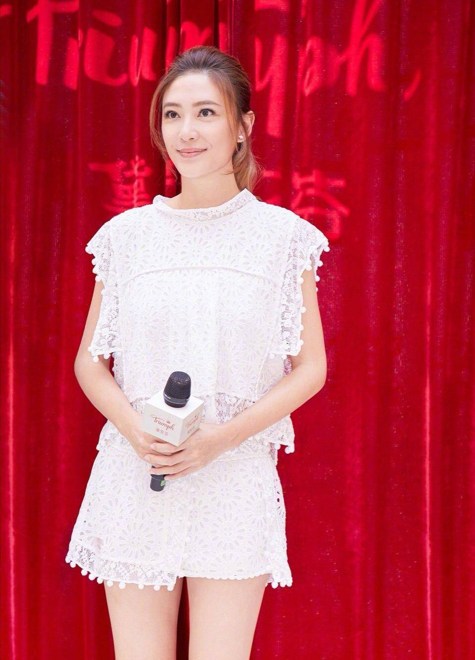 应采儿罕见穿得又仙又欲,一身白色透视裙身材招摇,二胎后气质好_活动