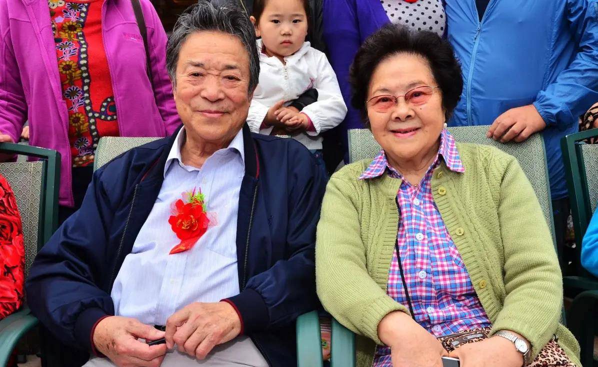 歌唱家李光羲去世,与妻子风雨65年有笑有泪,三个女儿皆人中龙凤